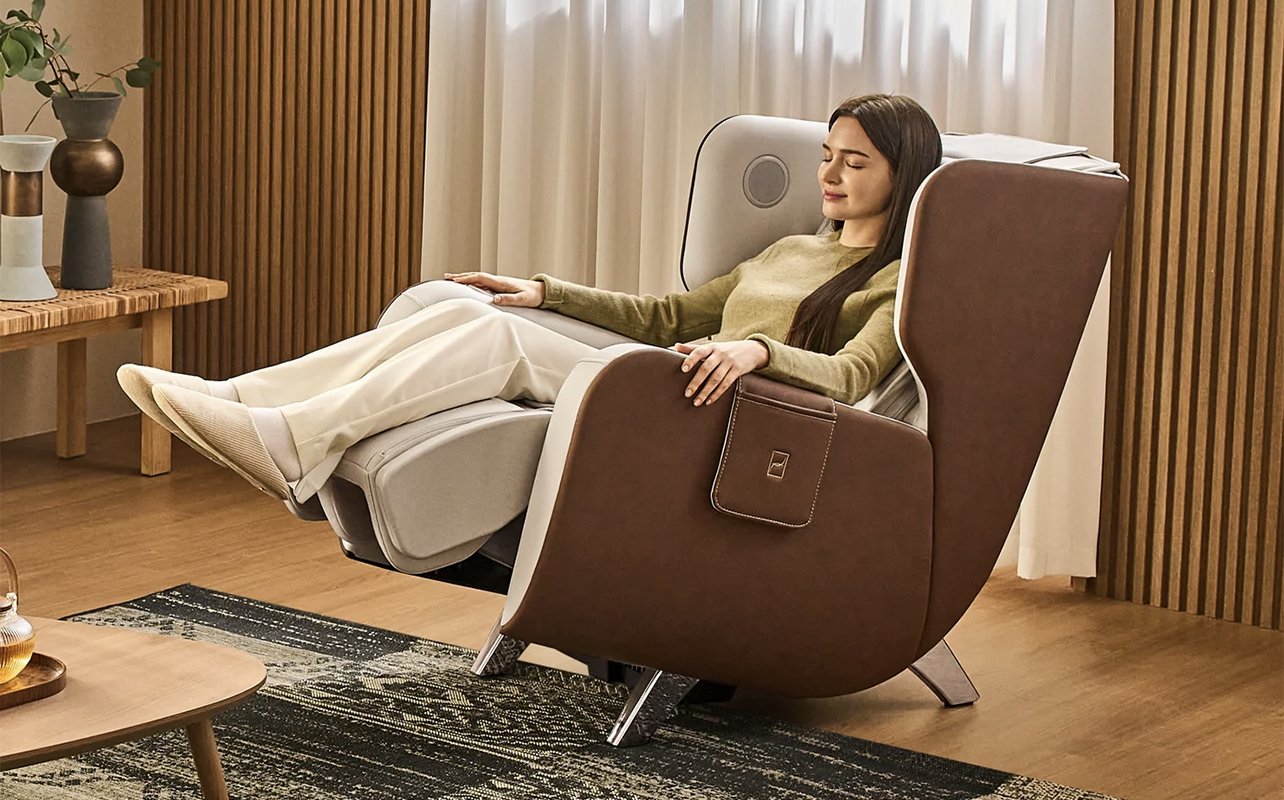A woman lying back in the Bodyfriend Familie massage chair.