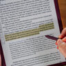 Highlighting text on Kindle Scribe Colorsoft.