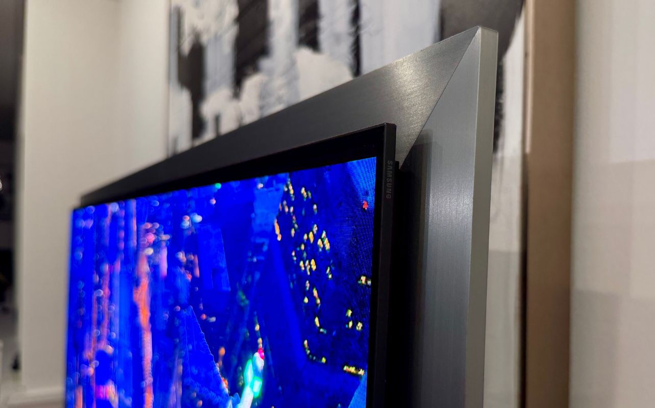 The edge lip of the Samsung S95H TV.