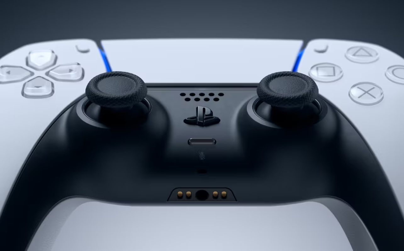 Gros plan de la manette sans fil DualSense montrant les deux joysticks analogiques et la zone autour de leur base.