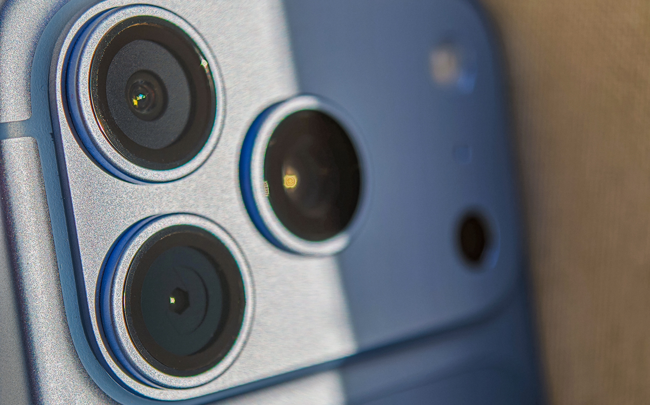 Close-up of mechanical aperture on iPhone 18 Pro main camera.