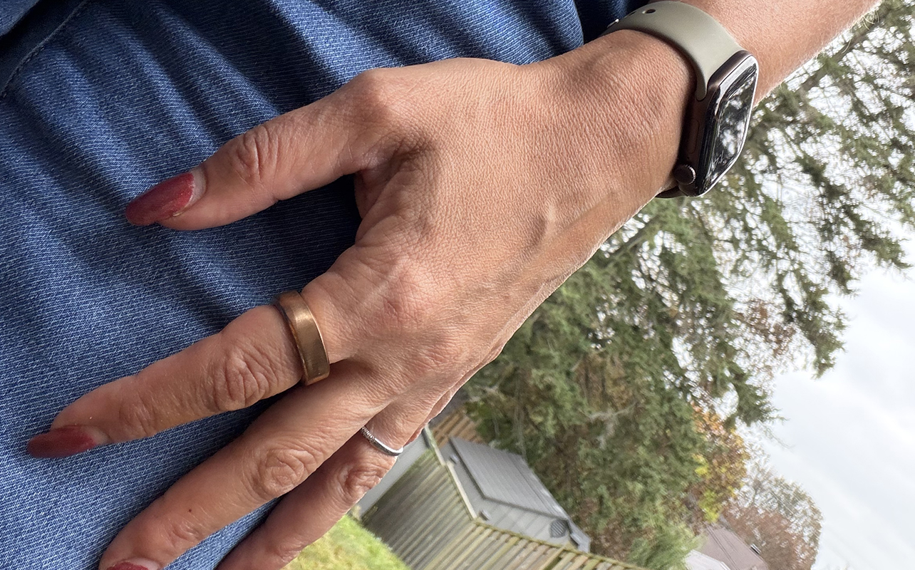 A diagonal image of the RingConn Gen 3 on a hand resting on a leg.
