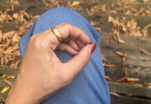 A close-up of the RingConn Gen 3 on a hand resting on a leg outside.
