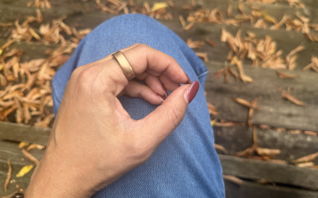 A close-up of the RingConn Gen 3 on a hand resting on a leg outside.